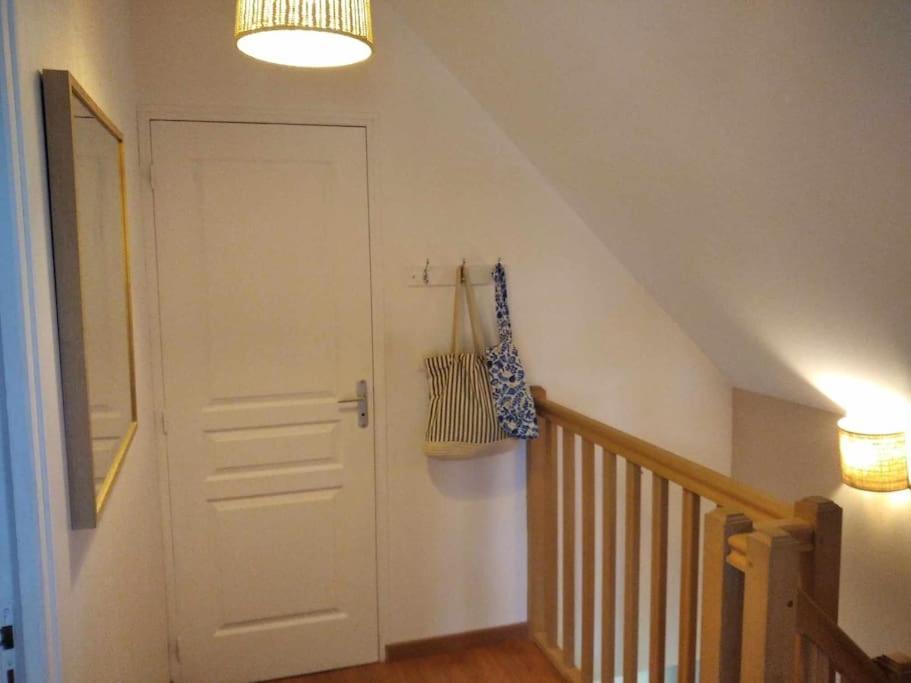 L Etablissement Gold Beach Propose 1 Hebergement , Maison 80M2 Avec Terrain 500M2, Parking Prive A 4 Min Du Port Artificiel D Arromanches, Services Accueil Personnalise, Lits Faits, Serviettes, Menage, Netflix, Wifi Ryes Exterior photo