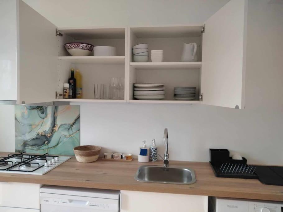 L Etablissement Gold Beach Propose 1 Hebergement , Maison 80M2 Avec Terrain 500M2, Parking Prive A 4 Min Du Port Artificiel D Arromanches, Services Accueil Personnalise, Lits Faits, Serviettes, Menage, Netflix, Wifi Ryes Exterior photo