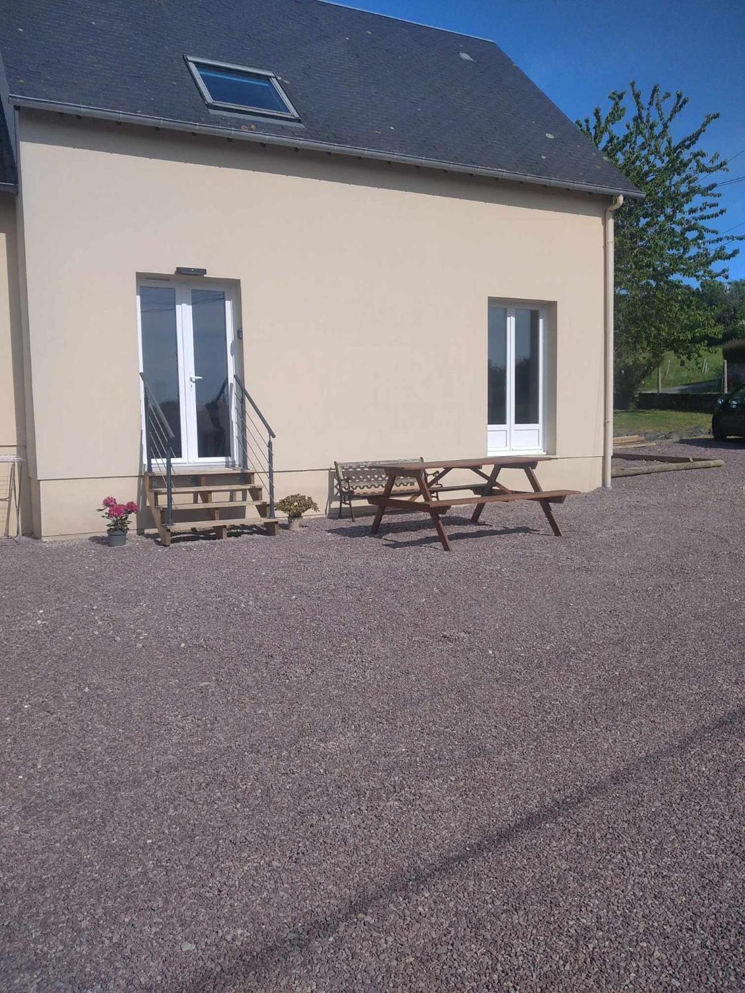 L Etablissement Gold Beach Propose 1 Hebergement , Maison 80M2 Avec Terrain 500M2, Parking Prive A 4 Min Du Port Artificiel D Arromanches, Services Accueil Personnalise, Lits Faits, Serviettes, Menage, Netflix, Wifi Ryes Exterior photo